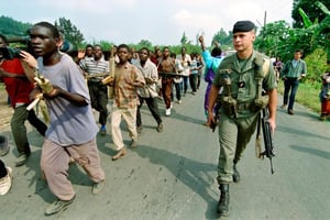Un soldat français le 26 juin 1994 à Ginsenye au Rwanda. © AFP/Pascal Guyot