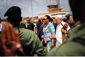 Catherine Samba-Panza au côté du pape François, le 30 novembre, à Bangui. La présidente de la transition a demandé « pardon » au nom des dirigeants ayant contribué à « la descente aux enfers » du pays. © JEROME DELAY/AP/SIPA