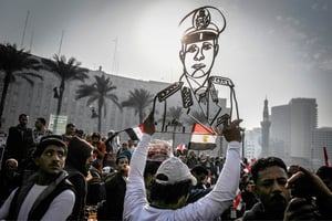 Le Caire, janvier 2014. Place Al-Tahrir, un manifestant brandit un portrait d’Abdel Fattah al-Sissi, tombeur des Frères musulmans. Quatre mois plus tard, il sera élu président. © NAMEER GALAL/NURPHOTO/CORBIS