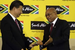 Les président chinois et sud-africain à Johannesbourg. © AP/SIPA