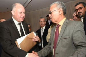 Le vice-président du Parlement de Tripoli non reconnu par la communauté internationale, Awad Mohammed Abdoul-Sadiq (G) et Ibrahim Fethi Amish de la Chambre des représentants de Libye. © AFP