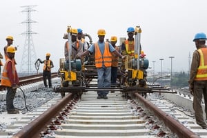 Ouvrier sur le chantier d’une ligne ferroviaire au Nigeria. © Gwenn Dubourthoumieu pour J.A.