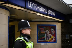 Un policier britannique surveille l’entrée de la station de métro de Leytonstone à Londres, le 6 décembre 2015 © Léon Neal/AFP