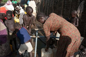 Des réfugiés de la région du Nil-Bleu collectent de l’eau le 19 juin 2012 dans le camp de Doro, dans l’Etat du haut-Nil au Soudan du Sud © Giulio Petrocco/AFP