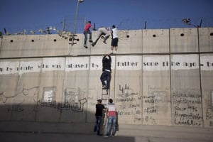 À l’image du rempart de Cisjordanie, Tel-Aviv prévoit la construction d’une « barrière de sécurité » autour de la bande de Gaza. © Majdi Mohammed/AP/SIPA