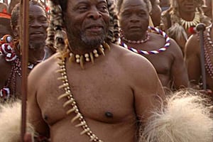 Le roi zoulou Goodwill Zwelithini lors d’une danse traditionnelle annuelle à Ludzidzini au Swaziland © Siphiwe Sibeko/AP/SIPA