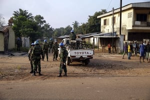 Casques bleus patrouillant dans les rues près de la mosquée de Koudoukou, Bangui, 30 novembre 2015. © Andrew Medichini/AP/SIPA