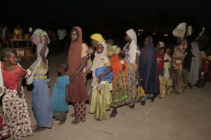 Femmes et enfants rescapés de Boko Haram arrivent dans un camp de réfugiés à Yola, au Nigéria, le 2 mai 2015. © Sunday Alamba/AP/SIPA