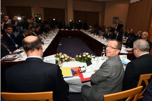 Martin Kobler (c), envoyé de l’ONU pour la Libye, préside le 10 décembre 2015 à Tunis une rencontre entre les factions de l’opposition libyenne © FETHI BELAID/AFP