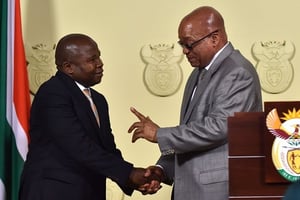 David van Rooyen, félicité par le président Jacob Zuma, le 10 décembre à Pretoria. © AP/SIPA