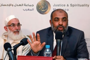Le porte-parole de l’organisation « Al Adl Wal Ihssane », Fathallah Arsalan, en compagnie de Mohamed Abbadi, leader de la Jamaâ. © Abdeljalil Bounhar/AP/SIPA