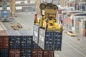 Déchargement et chargement de containers à Dakar. © Sylvain Cherkaoui pour Jeune Afrique