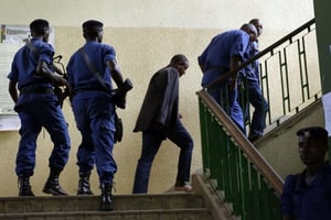 Des policiers burundais autour du général Juvénal Nijungeko, l’un des auteurs présumés du putsch du 13 et 14 mai 2015. © Jerome Delay/AP/SIPA