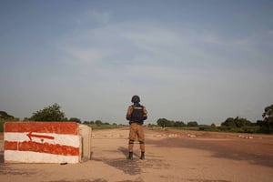 Un soldat burkinabé près du palais présidentiel, à Ouagadougou, le 29 septembre 2015 © Theo Renaut/AP/SIPA