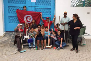 Naiziha Gouider dans une action de mobilisation des Tunisiens  pour le ramassage des déchets. © Neziha Gouider-Khouja/groupe Facebook  » On a été embêté « 