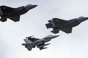 Avions de combat F-16 et F-35, de production américaine. © Rick Bowmer/AP/SIPA