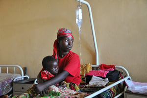 Une mère et son enfant souffrant de paludisme soignées dans un hôpital au Burundi. © Flickr/PNUD/CC