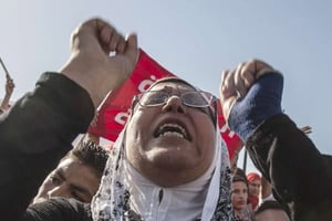Une Tunisienne crie son désespoir dans une manifestation suite à l’assassinat de six militaires par des terroristes, le 24 octobre 2013 à Tunis. © Aimen Zine/ AP/SIPA