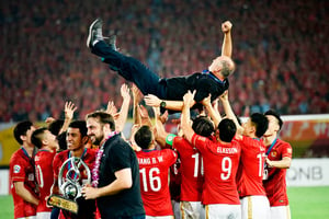 Luiz Felipe Scolari avec ses joueurs de Guangzhou Evergrande, le 21 novembre. © XINHUA NEWS AGENCY/AFP