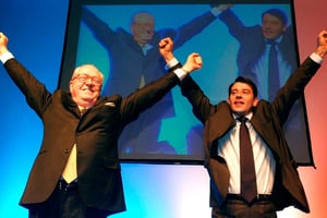 Jean-Marie Le Pen et Samuel Maréchal, lors d’un meeting à Nantes, en mars 2004. © FRANK PERRY/AFP