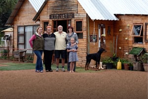 Un organisme privé sélectionne ceux qui souhaitent s’installer à Orania. Ici, la famille Jonck. © STEPHANE DE SAKUTIN/AFP