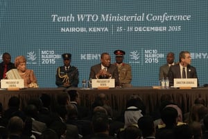 La présidente libérienne Ellen Johnson-Sirleaf, le président kényan Uhuru Kenyatta et le directeur général de l’OMC, ROberto Azevêdo, à Nairobi. © Sayyid Azim/AP/SIPA