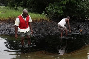 Fuites pétrolières près de Bodo City, dans la région du Delta au Nigeria, le 10 juin 2010. © Sunday Alamba/AP/SIPA