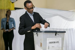 Vote du président rwandais, Paul Kagamé, le 18 décembre 2015 à Kigali. © Cyril Ndegeya/AFP
