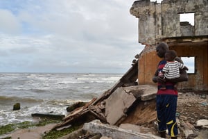 Les ruines d’un hôpital sur le rivage de la lagune de Grand-Lahou, le 15 octobre 2015. © Issouf Sanogo / AFP