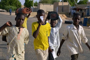 Des jeunes nigerians réfugiés au Niger, dans la ville de Diffa, le 22 mai 2015. © AFP