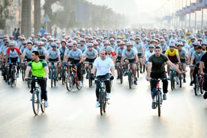 Le 13 juin 2014, Abdel Fattah al-Sissi appelle les Égyptiens à rouler à vélo. Et donne l’exemple. © EGYPTIAN PRESIDENCY-POOL/ANADOLU/AFP
