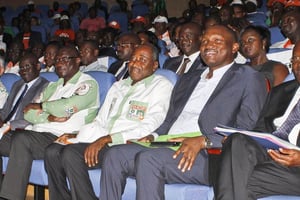 Au Palais de la culture de Treichville, le 21 octobre. De g. à dr. : les conseillers économiques Thierry Tanoh (casquette) et Philippe Serey-Eiffel, le ministre du Budget Abdourahmane Cissé, le maire de Treichville François Albert Amichia, le secrétaire général de la présidence Amadou Gon Coulibaly, et le conseiller chargé de la jeunesse et des sports Mamadou Touré. © DR