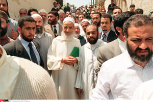 Abdessalam Yassine (barbe blanche) en 2000, à Salé, avec Fathallah Arsalane (à sa gauche), figure de la ligne dure d’Al Adl. © FACELLY/SIPA