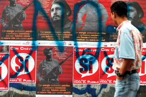 Castro, Guevara, Chávez… Propagande « bolivarienne »- et contestation d’un opposant – dans une rue de Caracas, en novembre 2007. © JUAN BARRETO/AFP