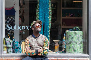 Le styliste Samson Soboye devant sa boutique à Shoreditch. © STUART FREEDMAN/IN PICTURES/CORBIS