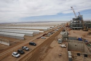 Le chantier de Noor I à proximité de Ouarzazate le 24 avril 2015. Le parc solaire marocain devait être raccordé au réseau électrique du royaume quelques jours après la fin du sommet de Paris sur le climat. © Abdeljalil Bounhar/ AP/ SIPA