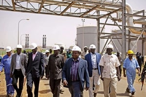 Des membres du gouvernement du Soudan du Sud visitent le champ pétrolier de Paloich en février 2012. © Pete Muller/AP/SIPA