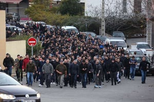 Manifestants se dirigeant vers le quartier des Jardins de l’Empereurs, à Ajaccio, le 26 décembre 2015. © Jean-Pierre Belzit/AP/SIPA