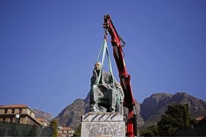 La statue de Cecil Rhodes, déboulonnée en avril 2015 au Cap. © Schalk van Zuydam/AP/SIPA
