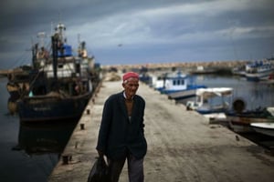 Le port de Sfax en 2011. Les habitants de la ville dénoncent la dégradation de l’environnement causée par les gaz toxiques de la Siape. © Emilio Morenatti / AP / SIPA