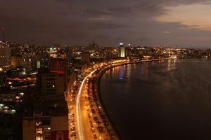 Vue de la capitale angolaise Luanda de nuit, ici le 30 octobre 2005. © Obed Zilwa/AP/SIPA