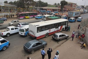 Vue d’un bus de la TCUL à Luanda, en Angola. © L.Willms/Wikimedia Commons