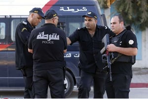 Policiers tunisiens à proximité de l’hôtel Imperial Marhaba,  à Sousse, au lendemain de l’attentat, le 27 juin 2015 © Darko Vojinovic/AP/SIPA