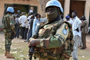 Des Casques bleus sénégalais devant un bureau de vote le 30 décembre 2015 à Bangui. © AFP