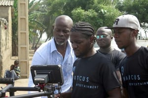 L’acteur bénino-américain Djimon Hounsou (à g.) lors du tournage du film à Hêvé, dans le sud-ouest du Bénin, le 12 décembre 2015. © Delphine Bousquet/AFP