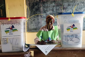 Un agent électoral le 30 décembre à Bangui. © Herve Serefio Diaspora/AP/SIPA
