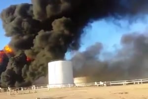Plusieurs réservoirs en feu autour des villes d’al-Sedra, en Libye, le 5 janvier 2016. © [capture de vidéo / Facebook]