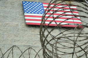 Deux détenus de la prison militaire américaine controversée de Guantanamo ont été transférés au Ghana, a annoncé le Pentagone. © Chantal Valery/AFP