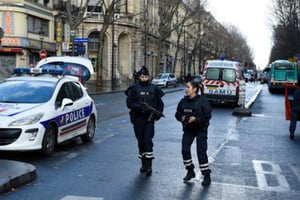 Le quartier de Barbes-Rochechouart bouclé par les forces de police le 7 janvier 2016 à Paris © AFP