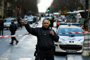 Un policier français sur le boulevard Barbès, le 7 janvier 2016 à Paris. © Lionel Bonaventure/AFP